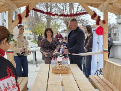 Откриване на беседка - дарение от Интеракт клуб Харманли 15