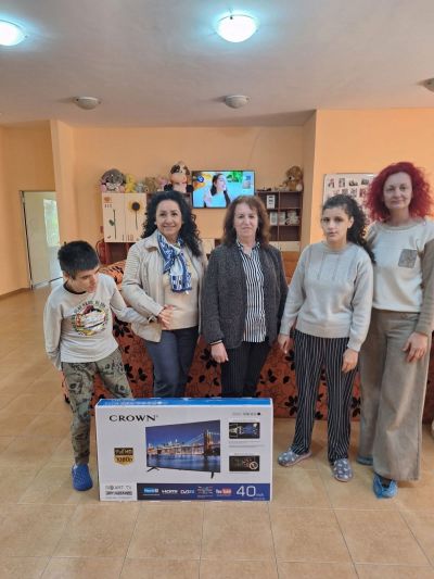 Дарение със средствата от Великденския базар - ПГЕТ Захари Стоянов - Харманли